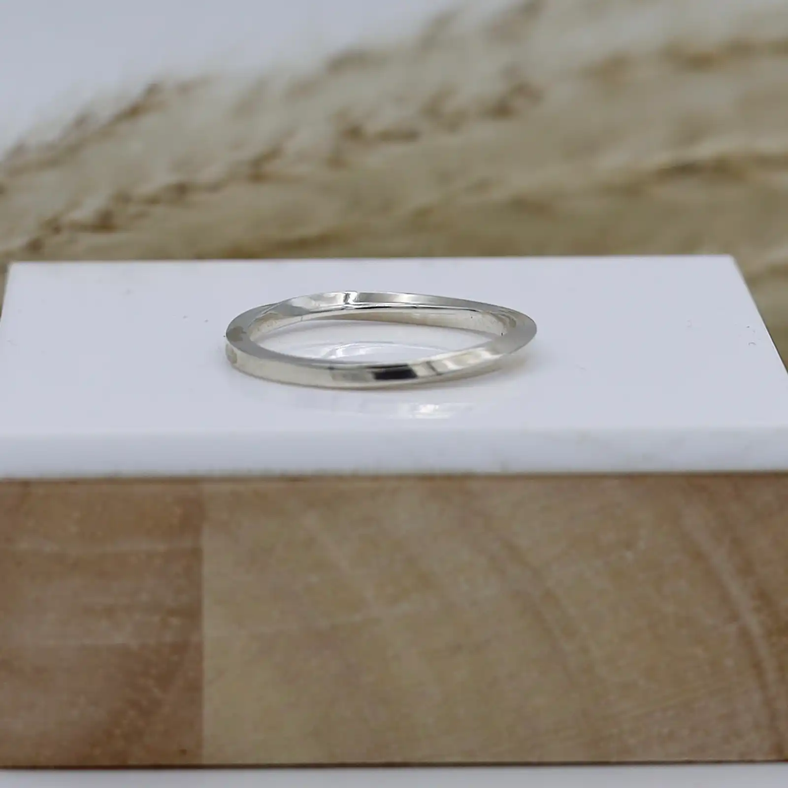 Thumbnail: Ring - Twist